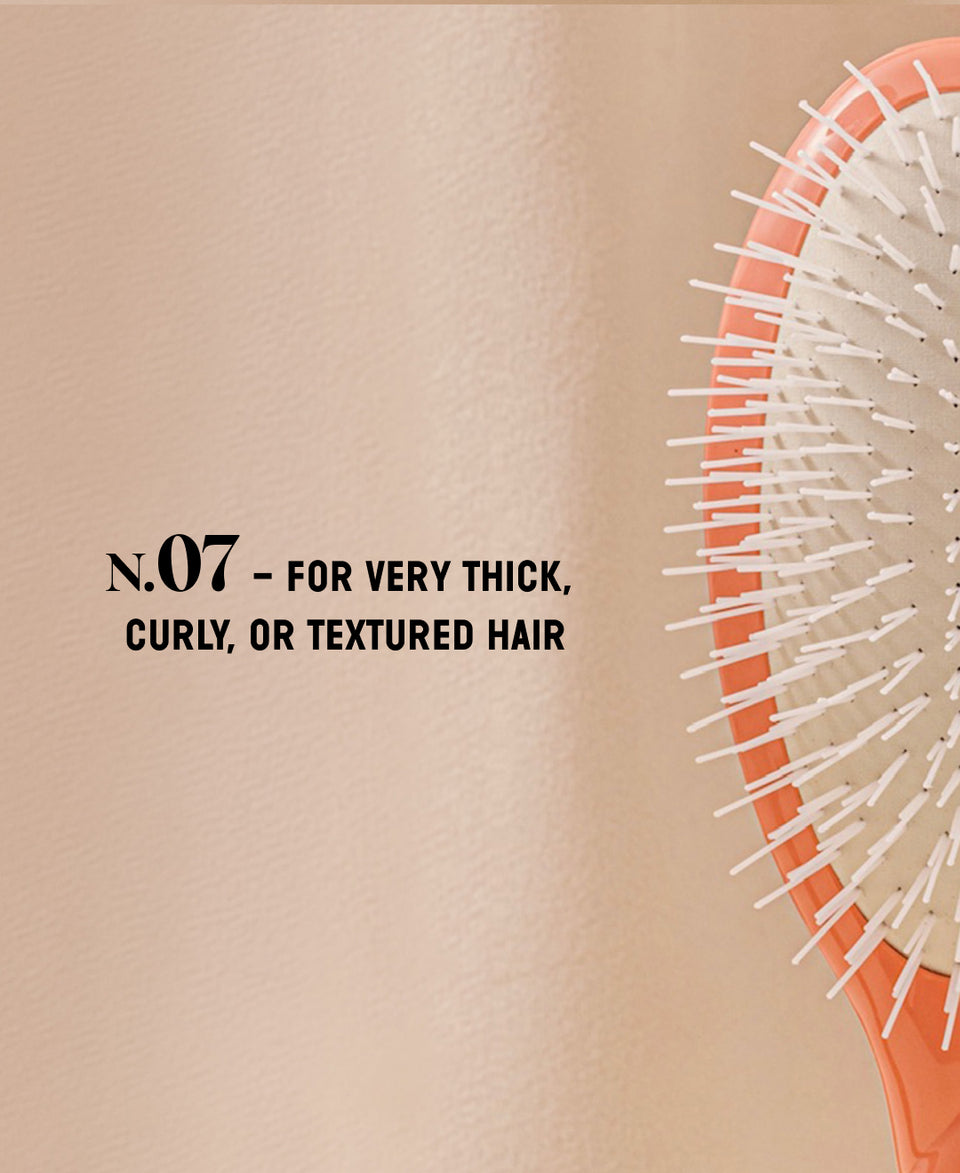 N.07 The Stimulating & Detangling HairBrush The Intense Coral