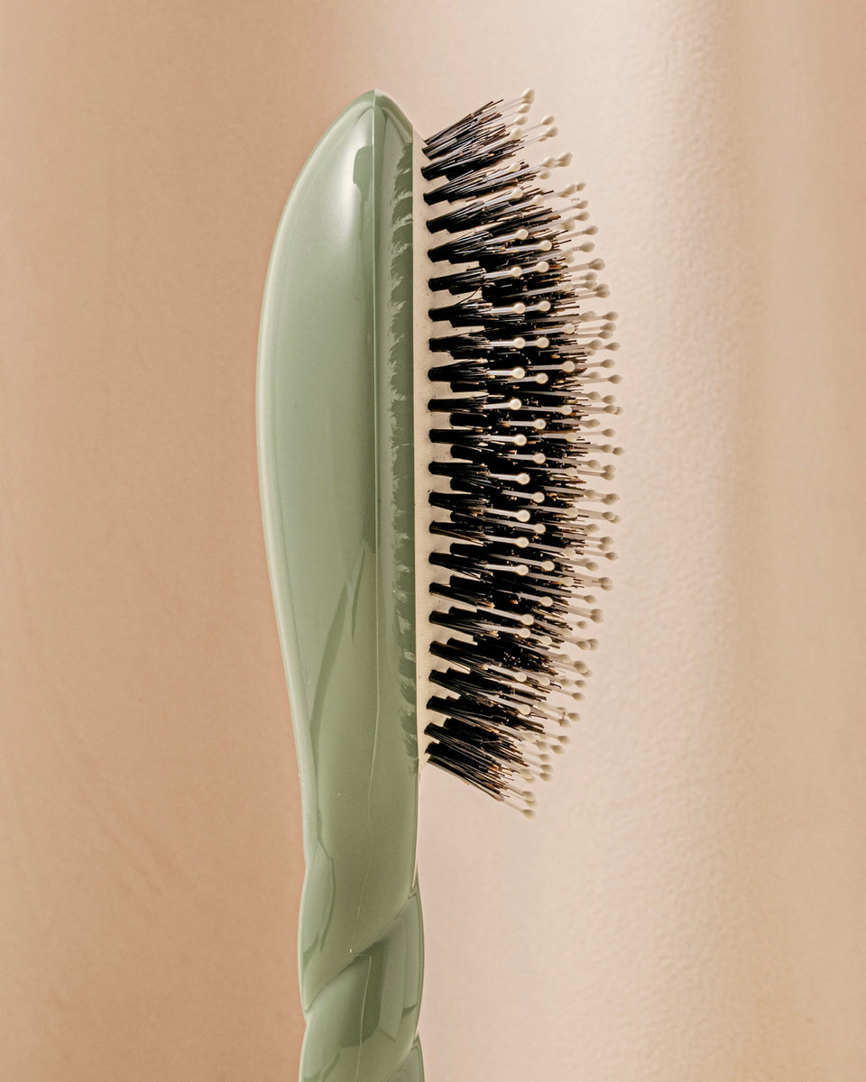 N.03 The Gentle Scalp Care Hair Brush The Essential Softness Almond Green