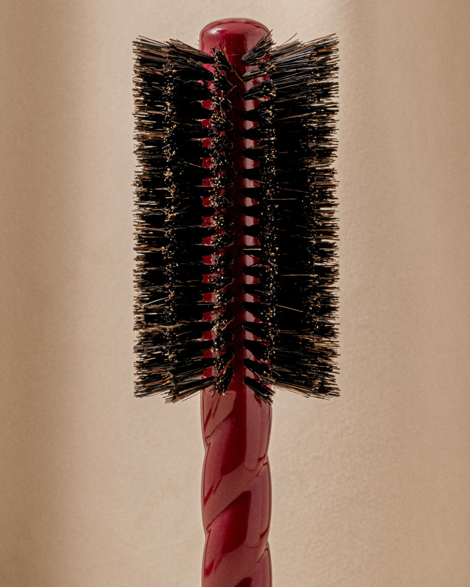 N.08 The Round Blowout Brush Length & Movement Cherry Red
