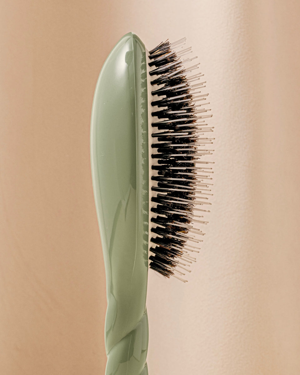 N.02 The Care & Detangling Hair Brush The Essential Almond Green
