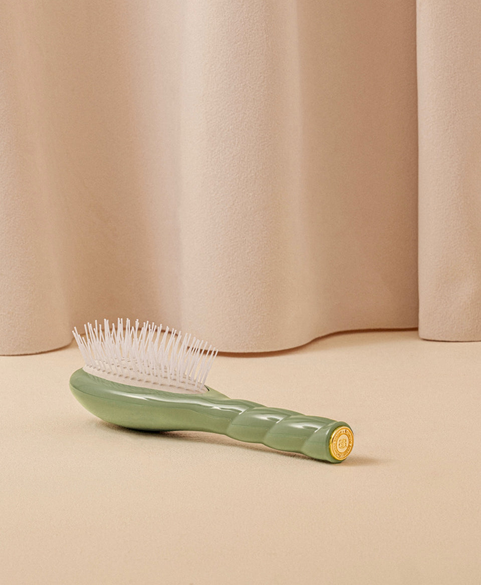 N.07 The Small Stimulating & Detangling Hair Brush The Intense Almond Green