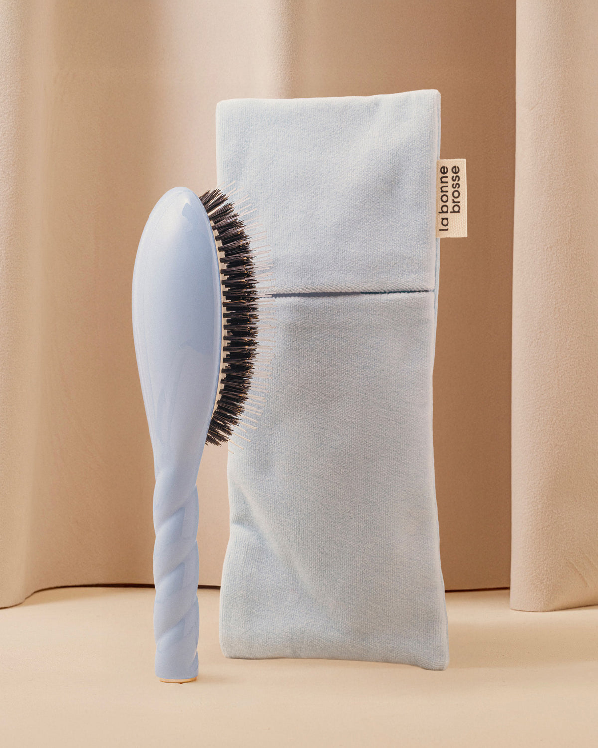 Duo: La Bonne Brosse and Its Sky Blue Pouch