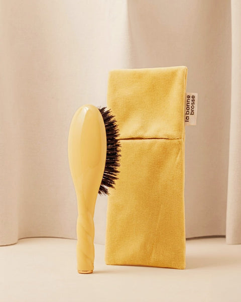 Duo : La Petite Brosse et sa Pochette Jaune Safran - Image 1