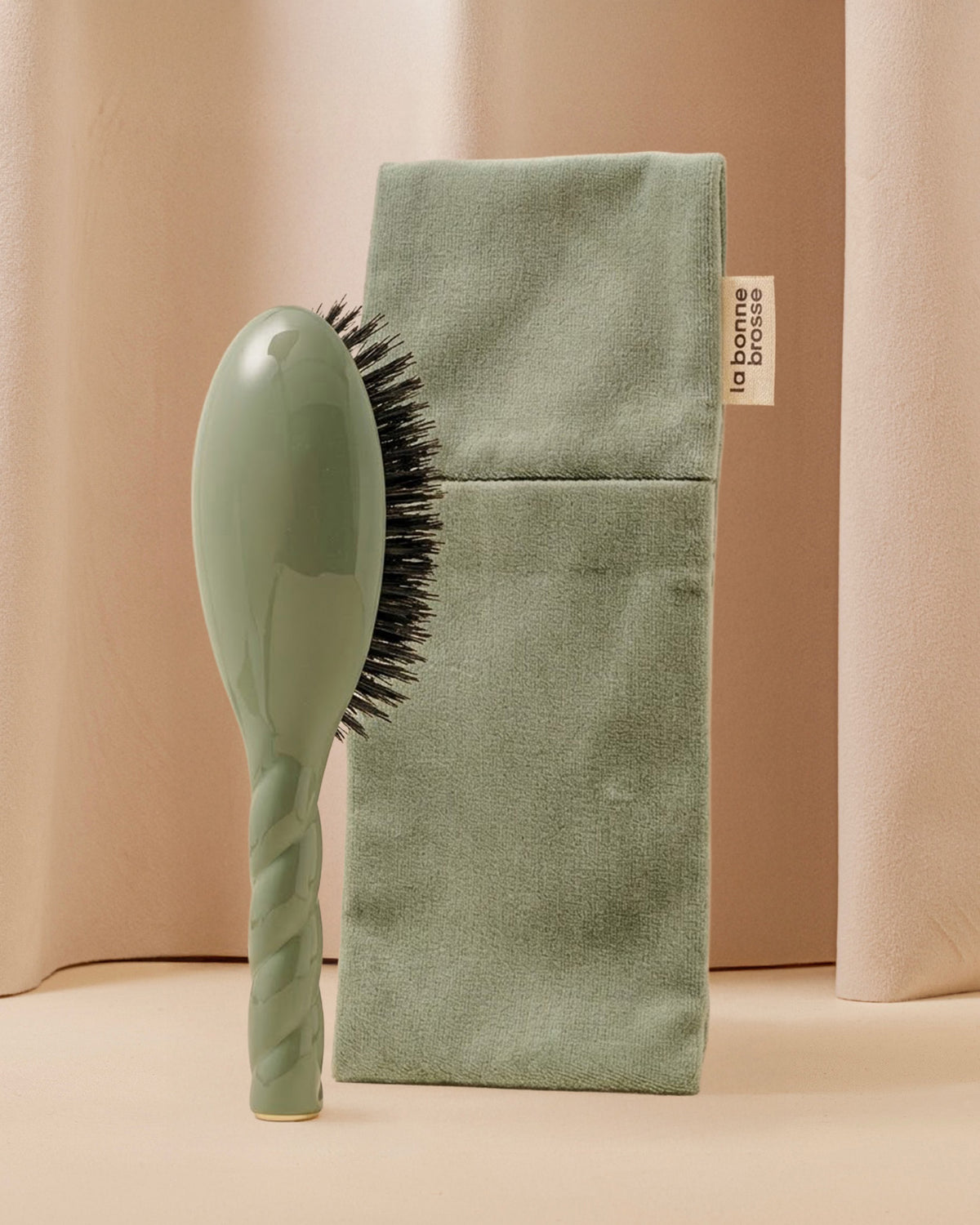 Duo: La Bonne Brosse with Almond Green Pouch