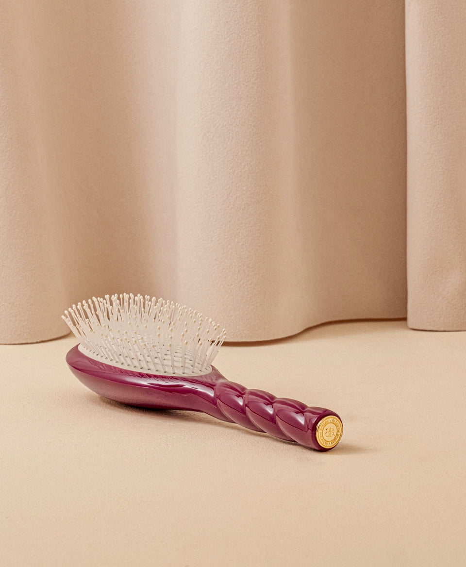 N.04 The Massaging Detangling Hair Brush The Miracle Cherry Red