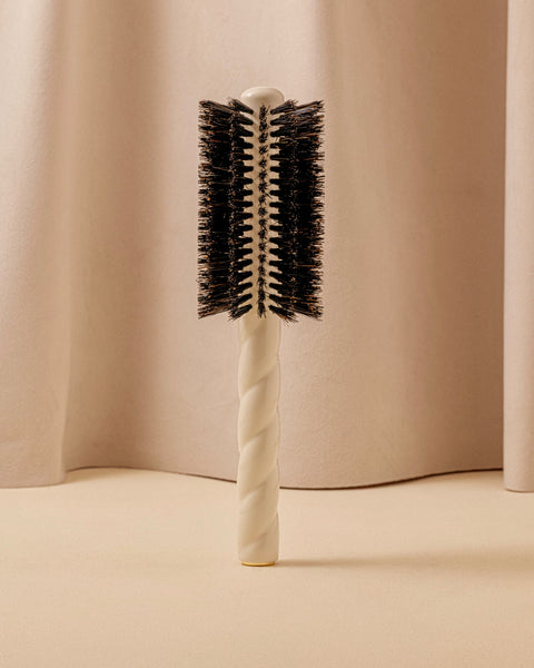 N.08 The Round Blowout Brush Length & Movement Creamy White - Image 2