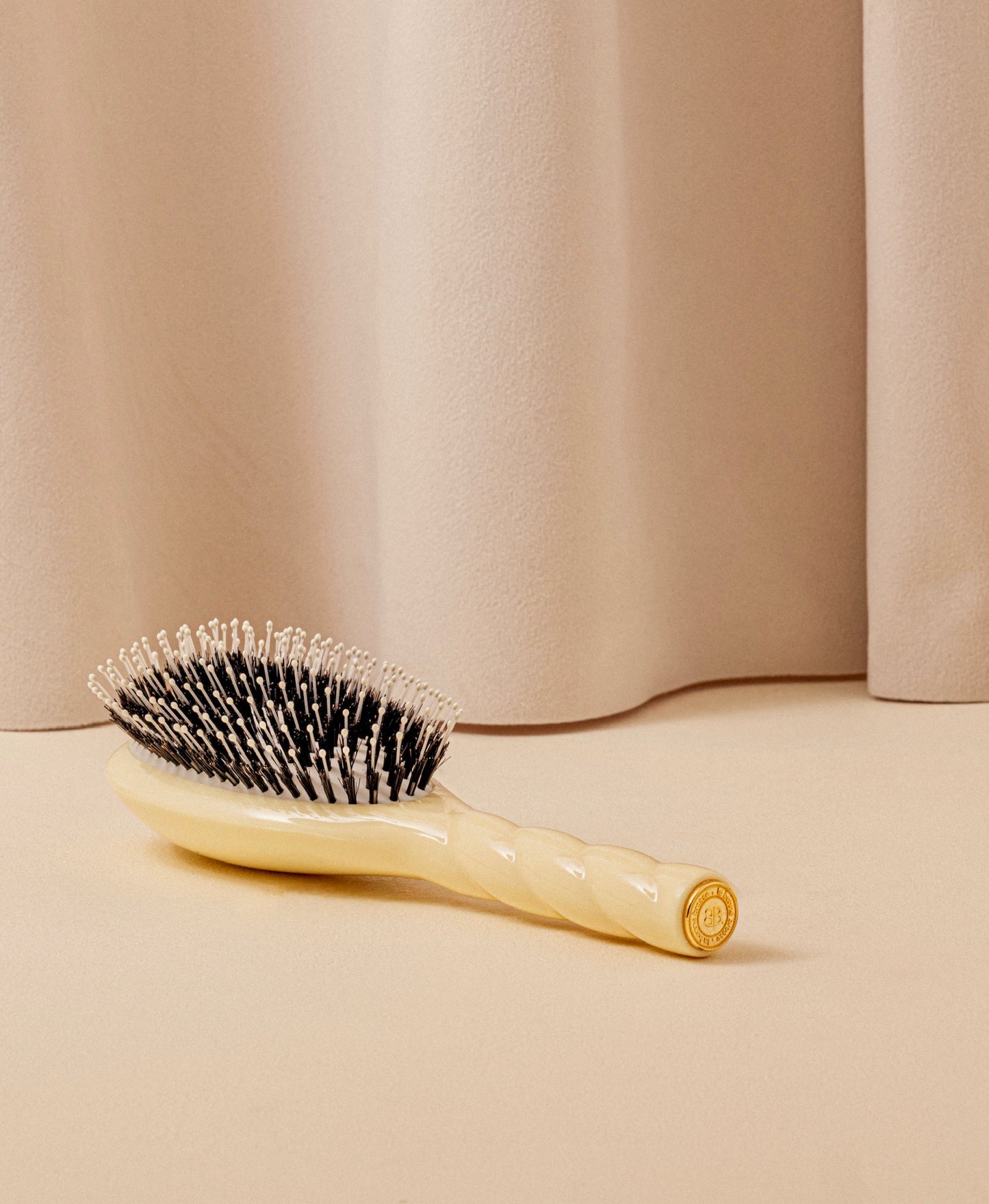 N.03 The Gentle Scalp Care Hair Brush The Essential Softness Ivory Cair