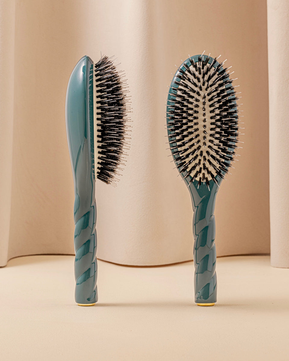 N.02 The Care & Detangling Hair Brush The Essential Blue