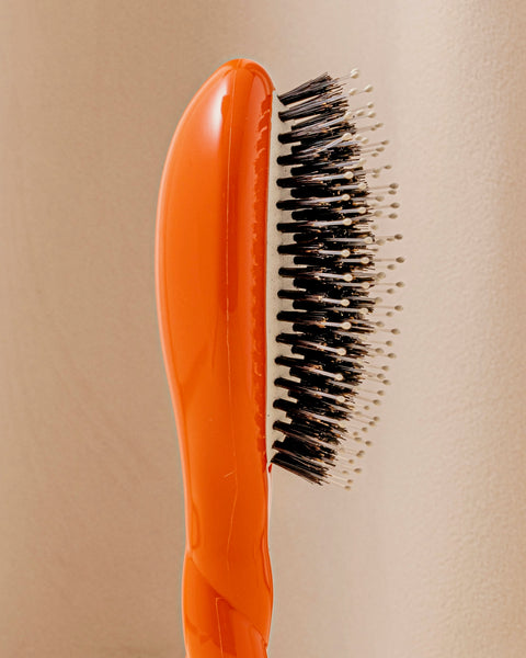 Limited Edition N.03 The Little Sensitive Scalp Brush the Essential Softness Seventies Orange - Image 2