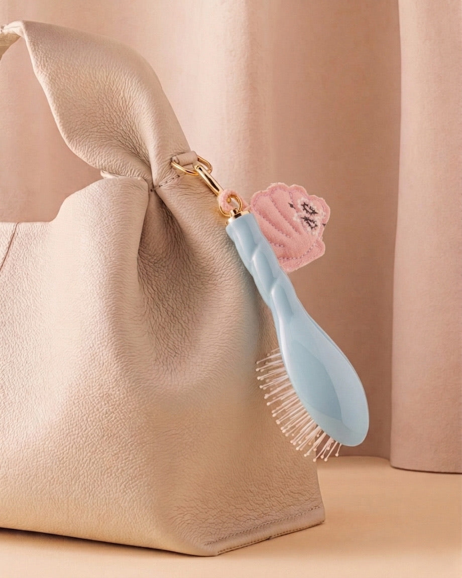 Call It By Your Name x La Bonne Brosse Duo: Mikro Bürste N.04 Himmelblau und ihr Anhänger