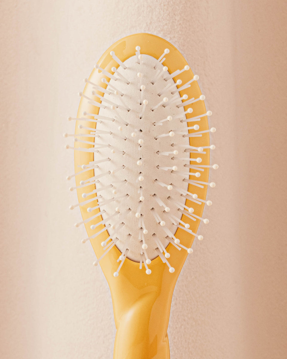 N.04 La Micro Brosse Démêlante & Massante La Miracle Jaune Safran