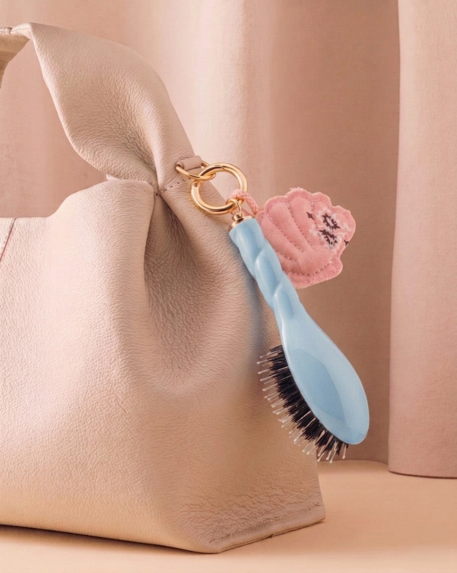 Call It By Your Name x La Bonne Brosse Duo: Mikro Bürste N.03 Himmelblau und ihr Anhänger