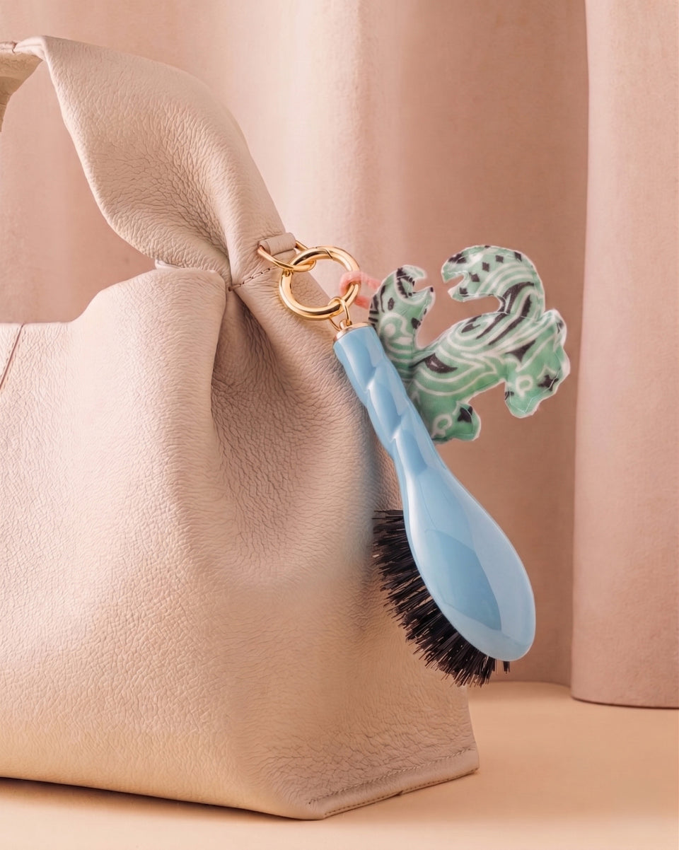 Call It By Your Name x La Bonne Brosse Duo : Mikro Bürste N.01 Himmelblau und ihr Anhänger