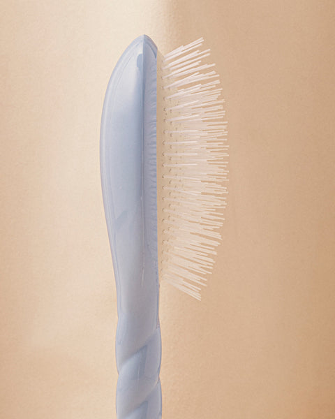 N.07 The Stimulating & Detangling Hairbrush The Intense Sky Blue - Image 3