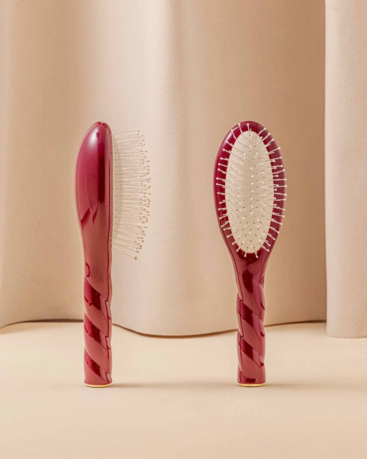 N.04 La Petite Brosse Démêlante & Massante La Miracle Rouge Cerise