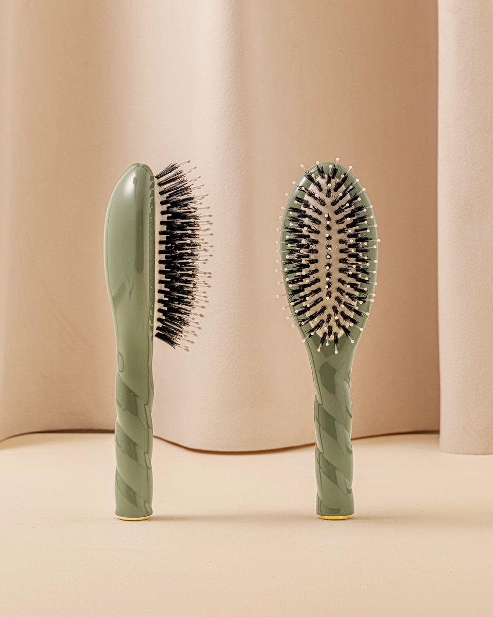 Duo: La Spazzola Piccola e la sua Pochette verde mandorla