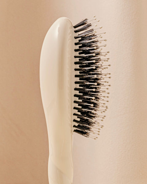 N.03 The Small Gentle Scalp Care Hair Brush THE ESSENTIAL SOFTNESS Creamy White - Image 3