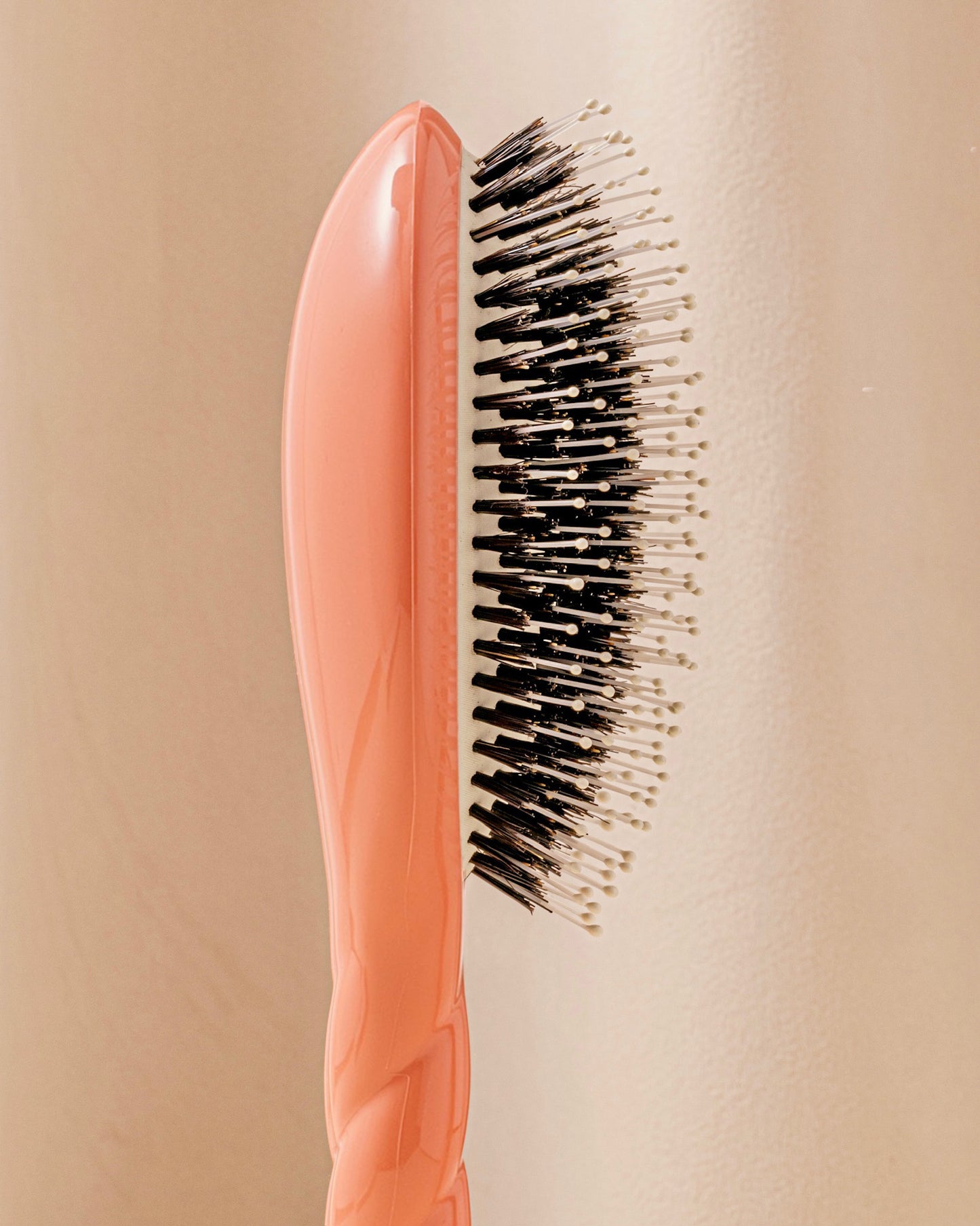 N.03 La Brosse Cuir Chevelu Sensible l'Indispensable Douceur Corail