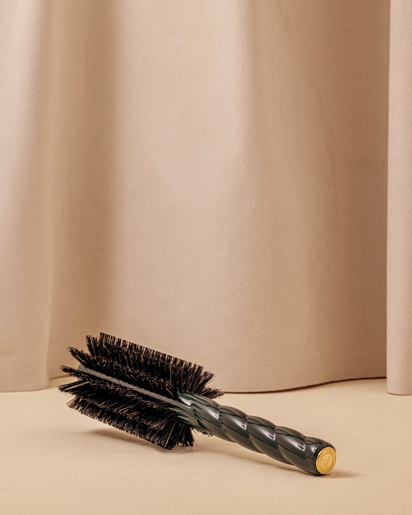 N.08 The Round Blowout Brush Length & Movement Emerald Green