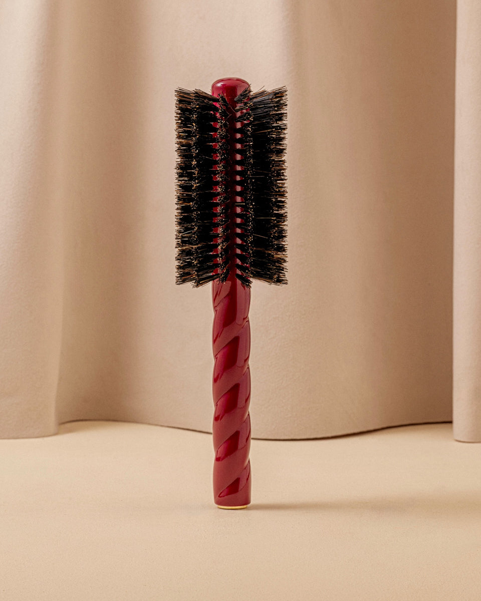 N.08 The Round Blowout Brush Length & Movement Cherry Red