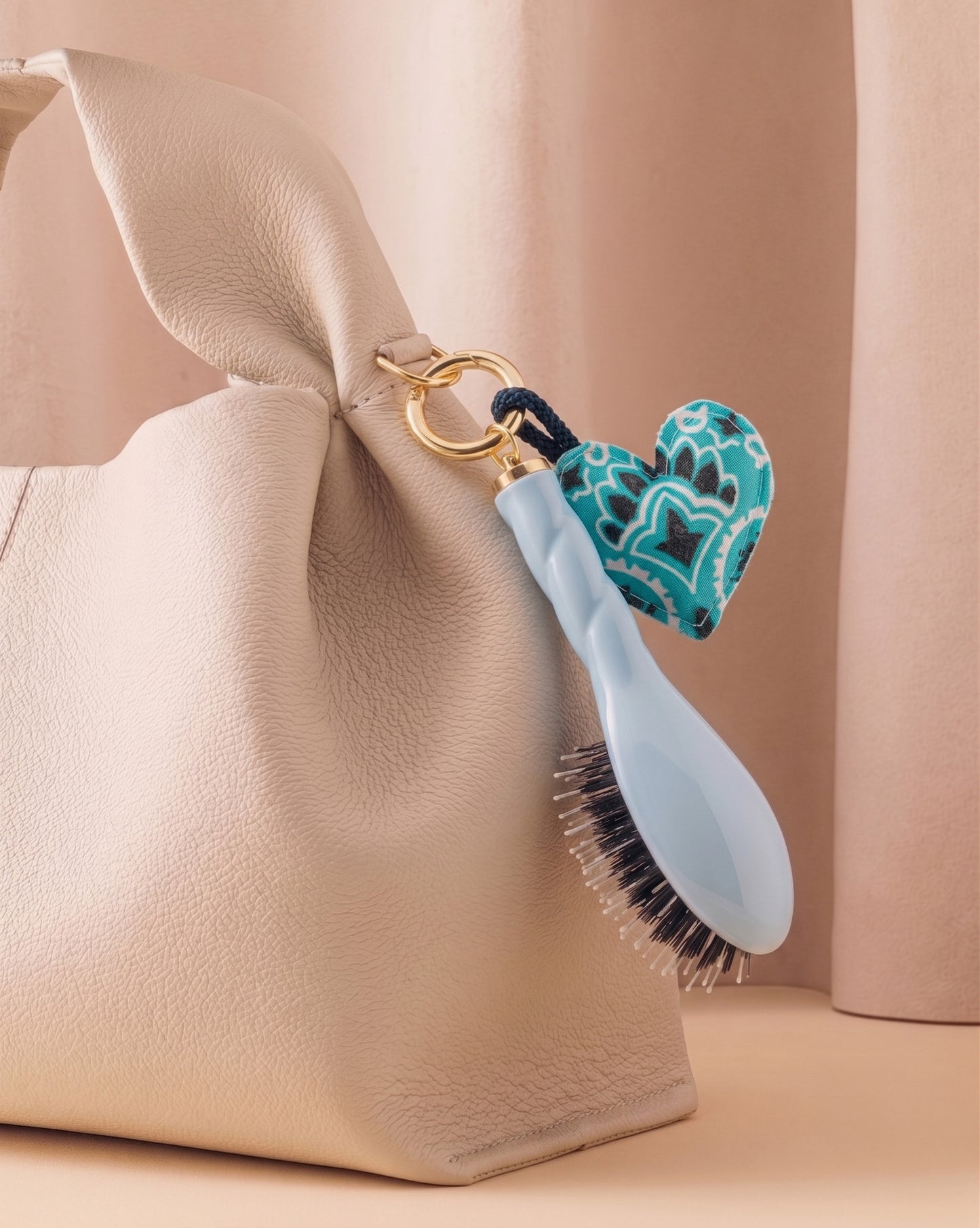 Call It By Your Name x La Bonne Brosse Duo: Mikro Bürste N.03 Himmelblau und ihr Anhänger