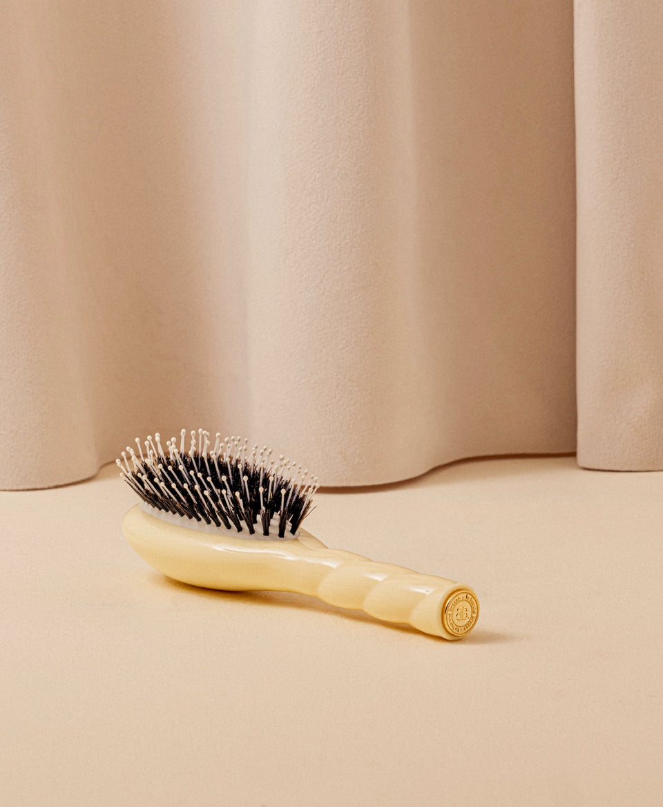 N.03 The Small Gentle Scalp Care Hair Brush The Essential Softness Ivory Cair 
