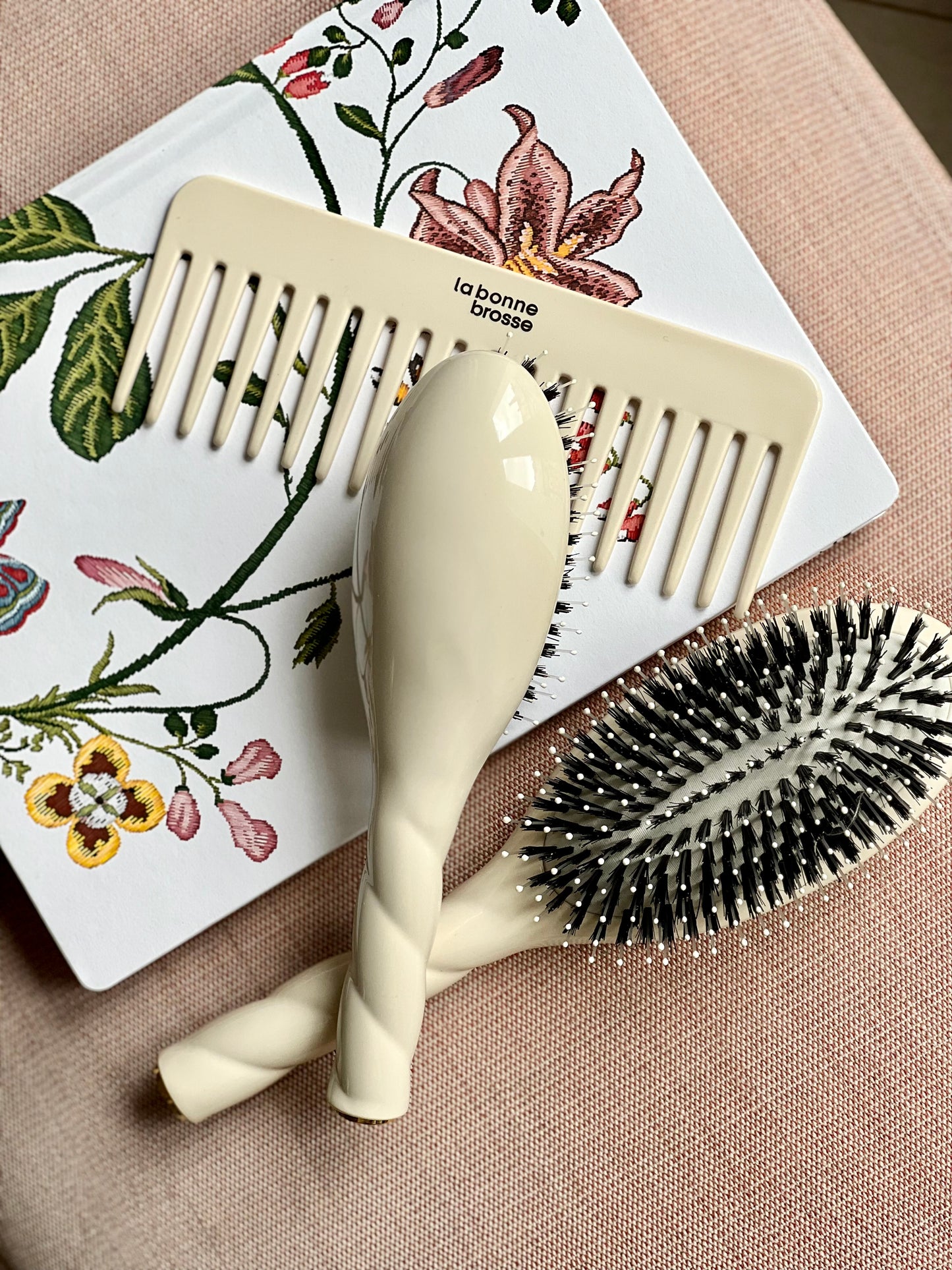 N.01 The Shine & Care Hair Brush THE UNIVERSAL Creamy White