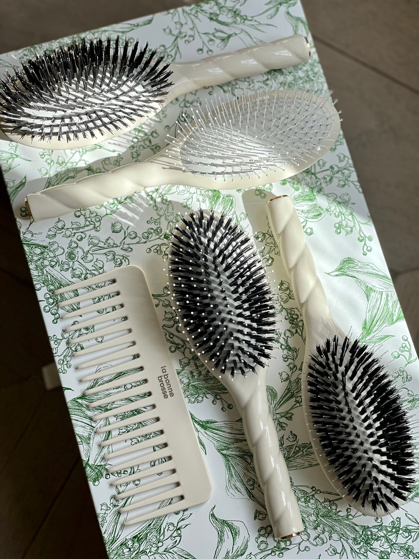 N.04 The Massaging Detangling Hair Brush THE MIRACLE Creamy White