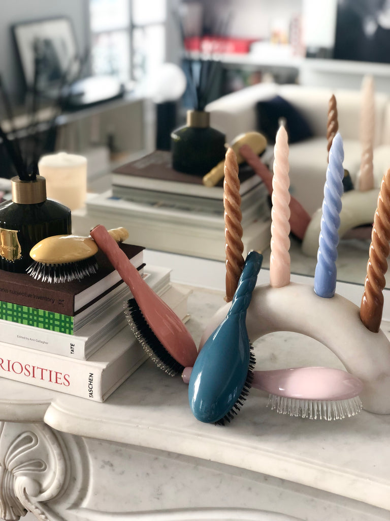 Brosse à cheveux sur une cheminée