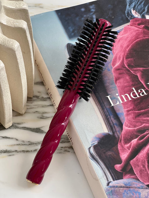 N.05 The Round Hair Brush VOLUME & STYLE Cherry Red - Image 2
