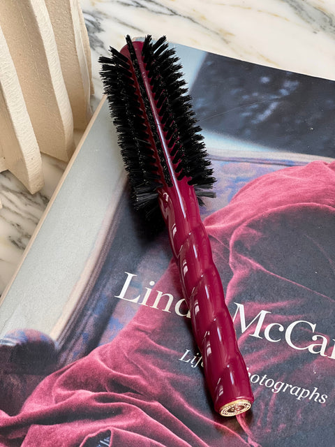 N.05 The Round Hair Brush VOLUME & STYLE Cherry Red - Image 3