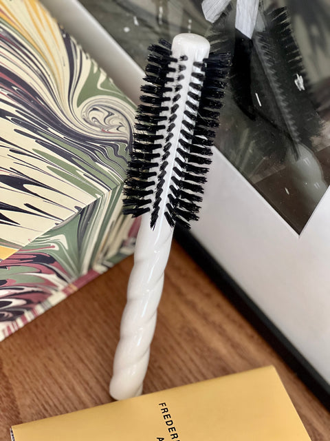 N.05 The Round Hair Brush VOLUME & STYLE Creamy White - Image 3