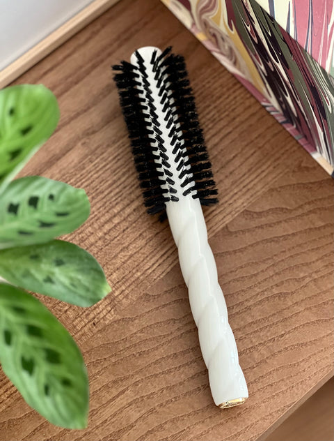 N.05 The Round Hair Brush VOLUME & STYLE Creamy White - Image 2