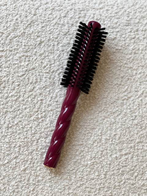 N.05 The Round Hair Brush VOLUME & STYLE Cherry Red - Image 1