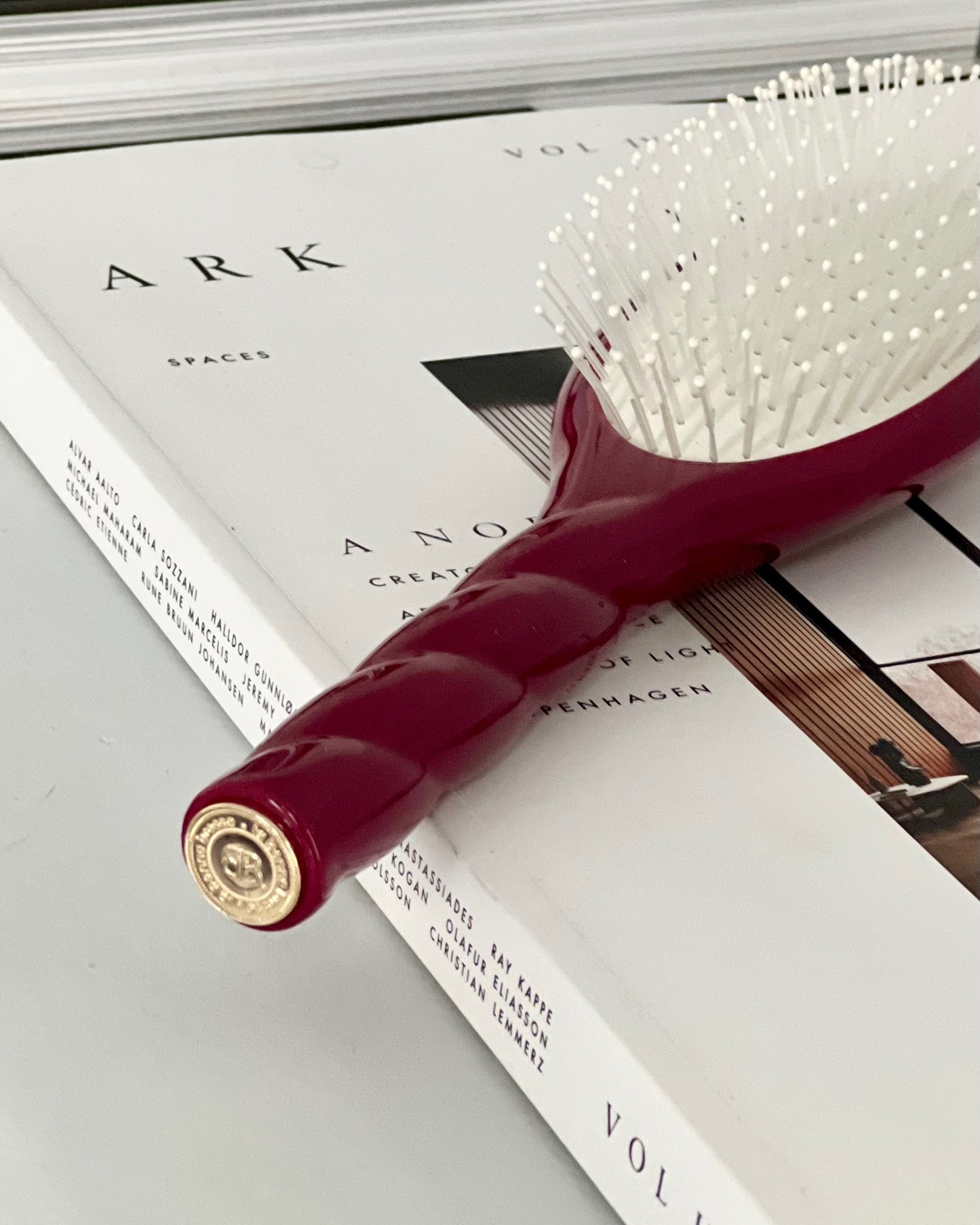 N.04 The Massaging Detangling Hair Brush THE MIRACLE Cherry Red