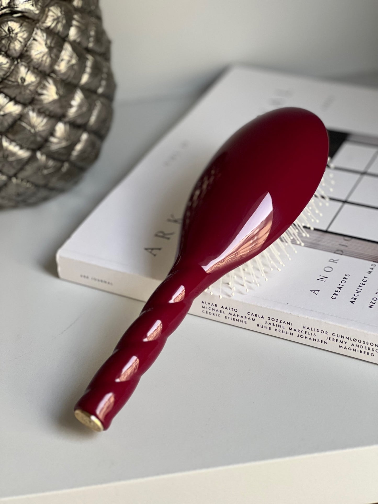 N.04 The Massaging Detangling Hair Brush THE MIRACLE Cherry Red