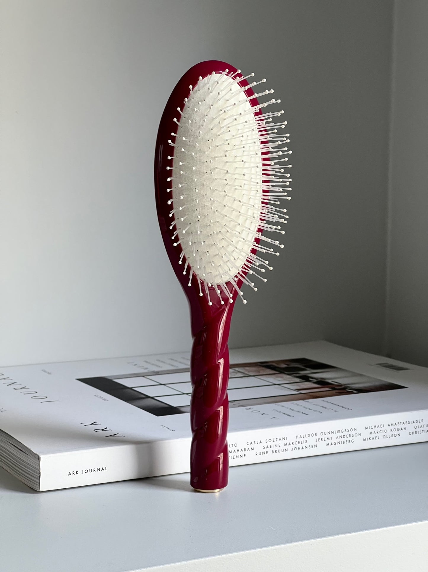 N.04 The Massaging Detangling Hair Brush THE MIRACLE Cherry Red
