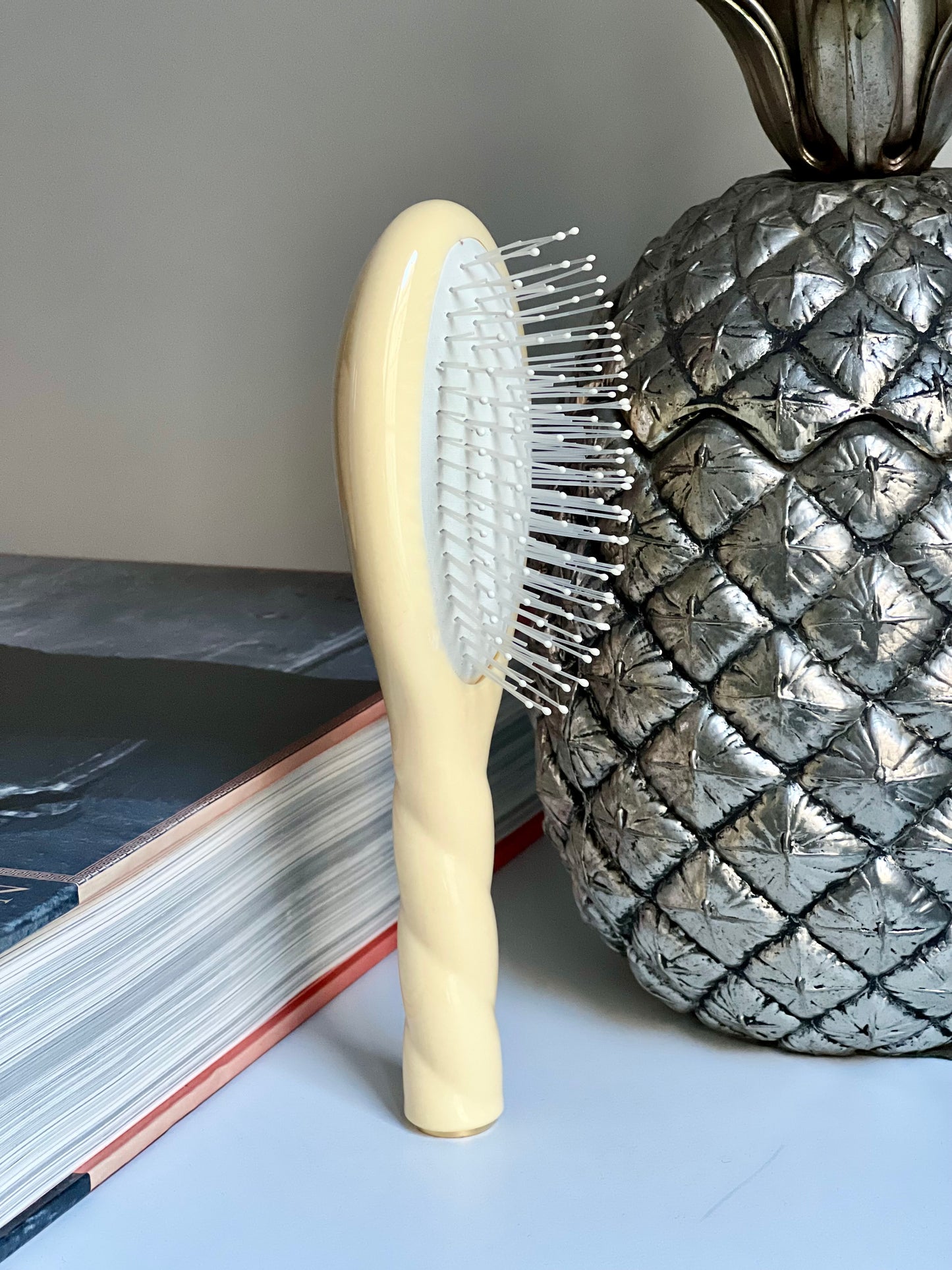 N.04 La Petite Brosse Démêlante & Massante La Miracle Ivoire Cair
