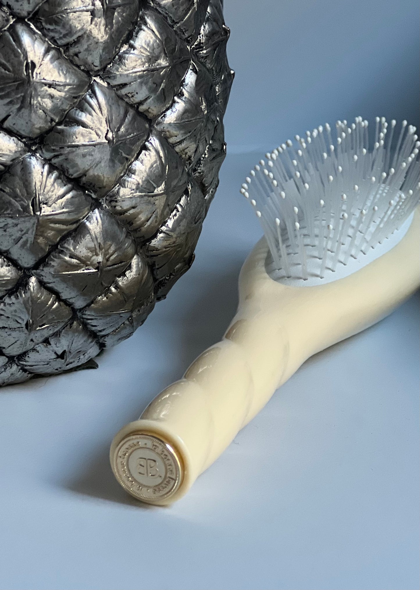 N.04 La Petite Brosse Démêlante & Massante La Miracle Ivoire Cair