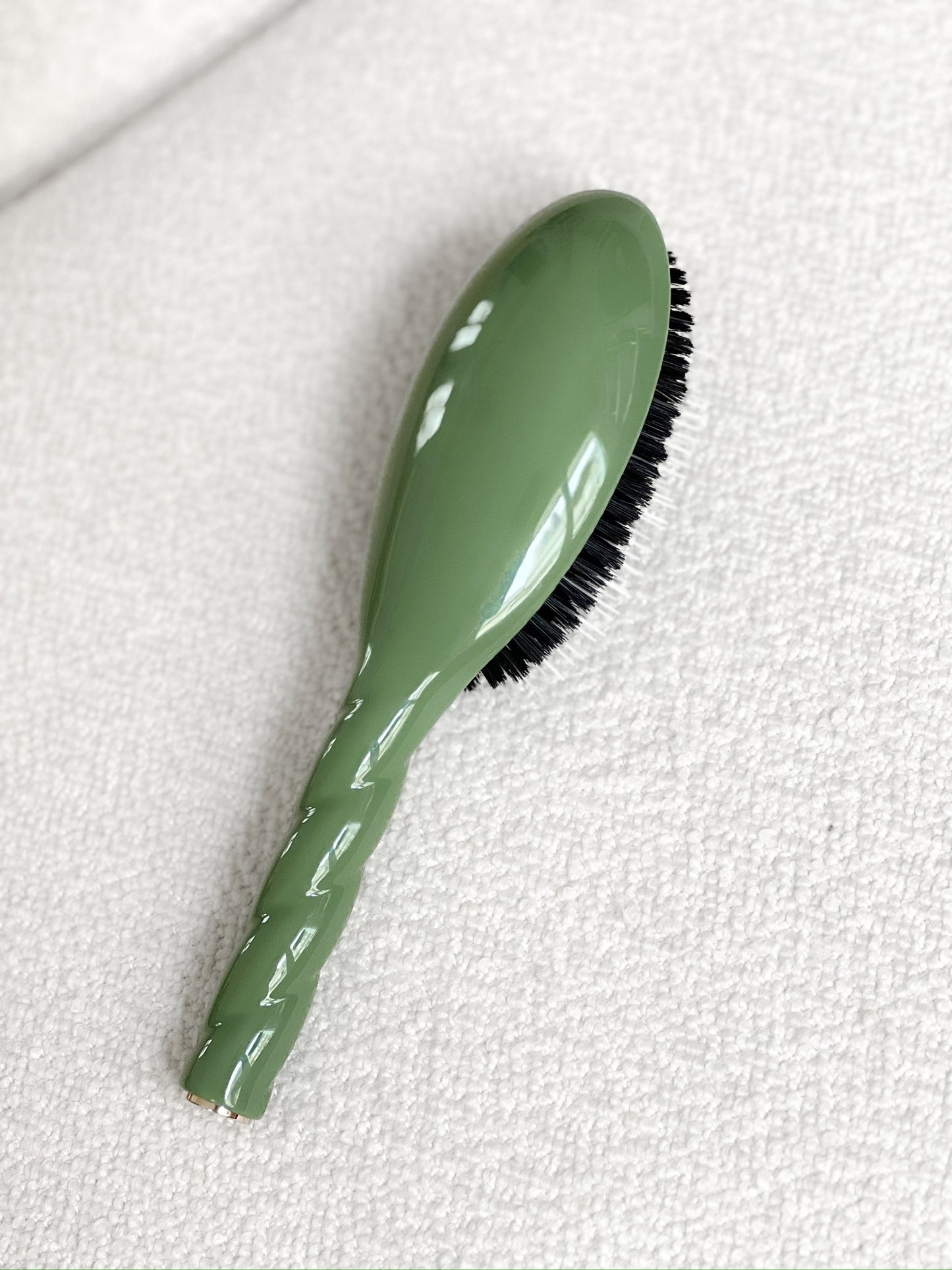 N.02 The Care & Detangling Hair Brush THE ESSENTIAL Almond Green