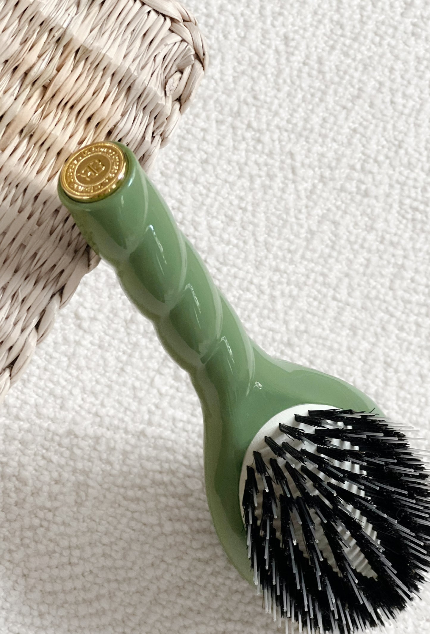 N.02 The Care & Detangling Hair Brush THE ESSENTIAL Almond Green