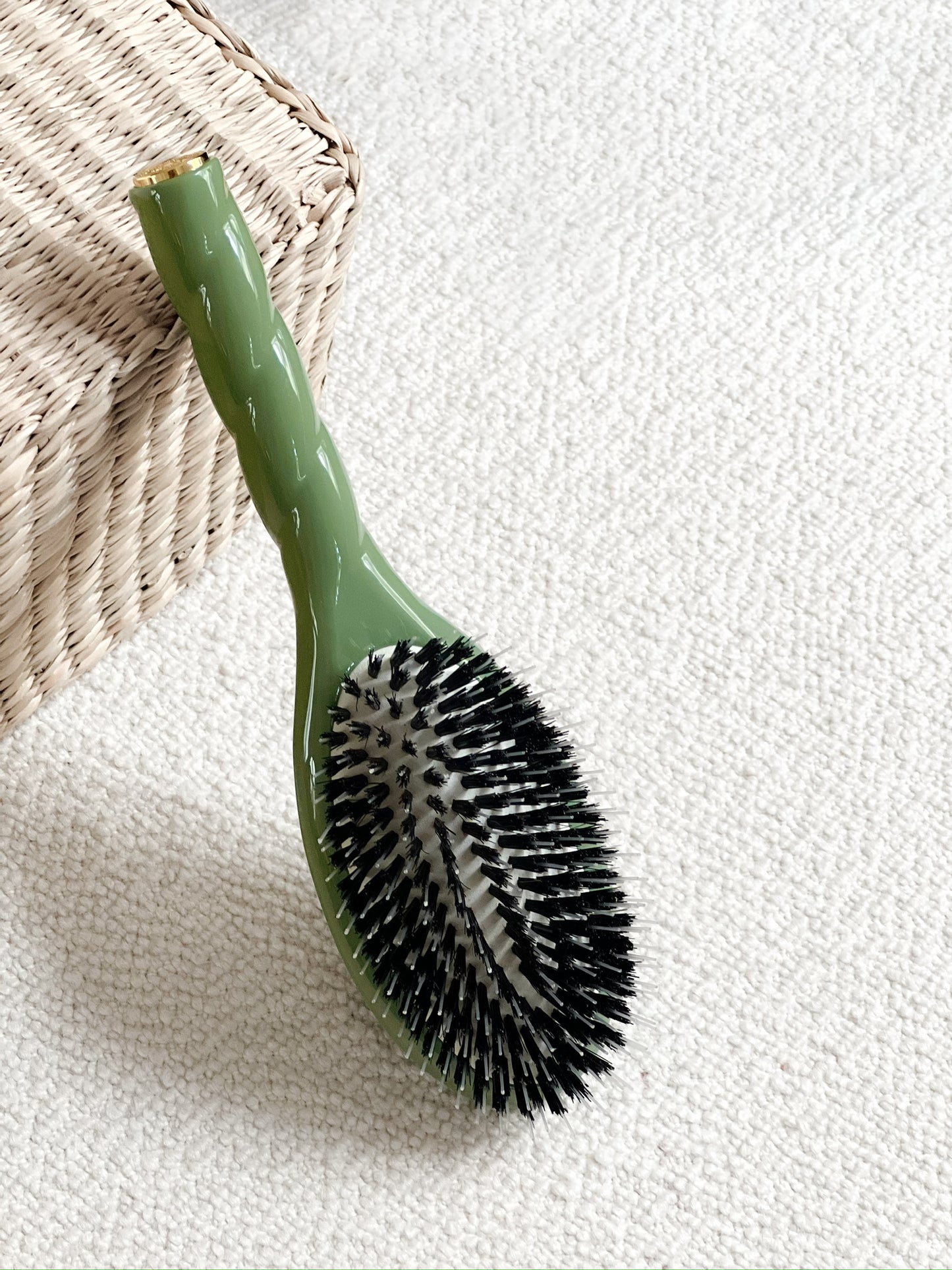 N.02 The Care & Detangling Hair Brush THE ESSENTIAL Almond Green