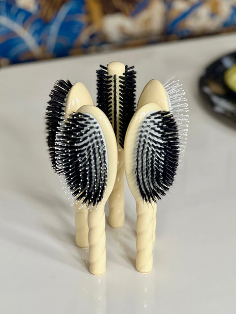 N.05 The Round Hair Brush VOLUME & STYLE Ivory Cair - Image 3