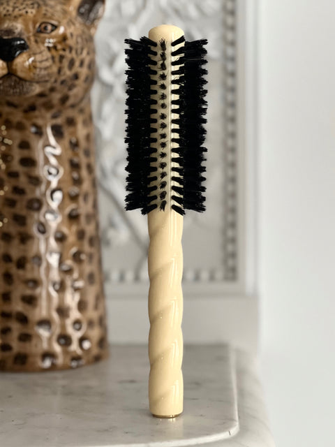 N.05 The Round Hair Brush VOLUME & STYLE Ivory Cair - Image 2