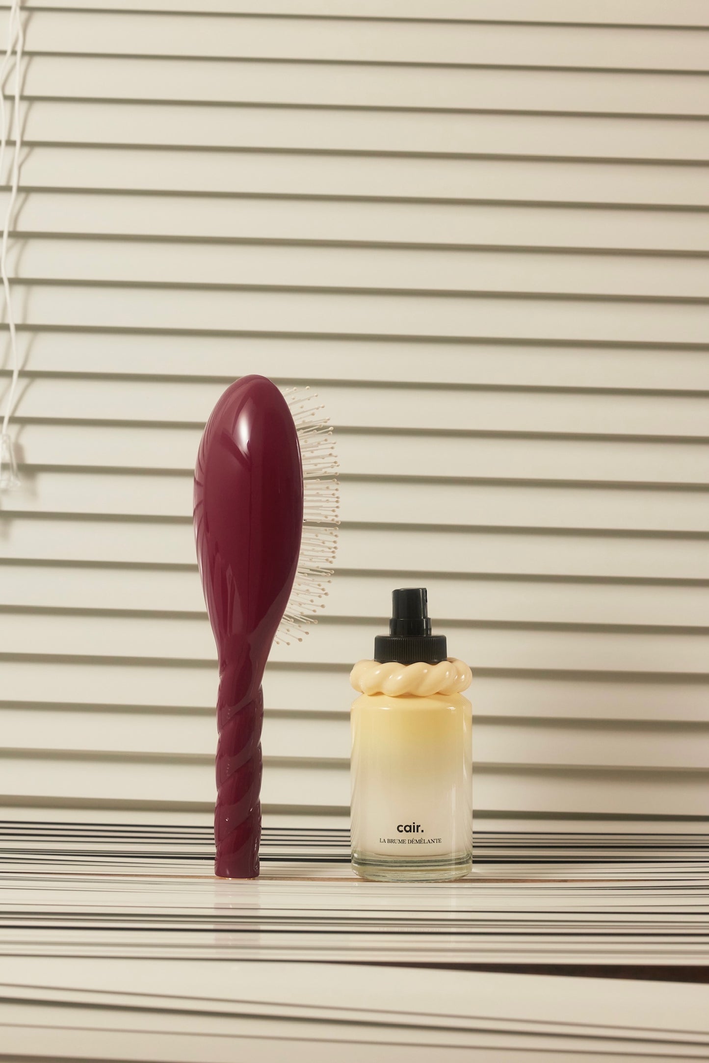 N.04 The Massaging Detangling Hair Brush The Miracle Cherry Red