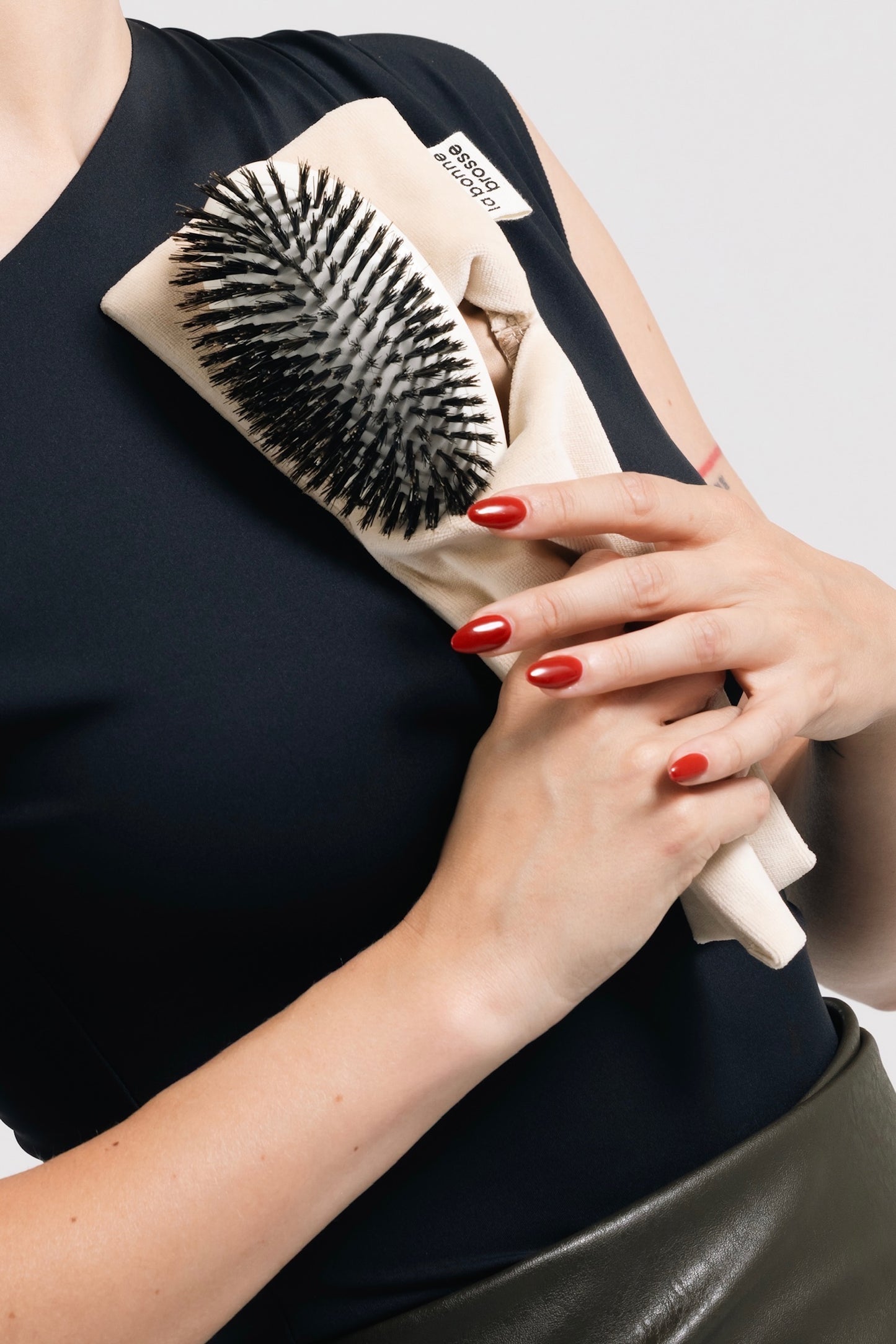 N.01 The Shine & Care Hair Brush The Universal Creamy White