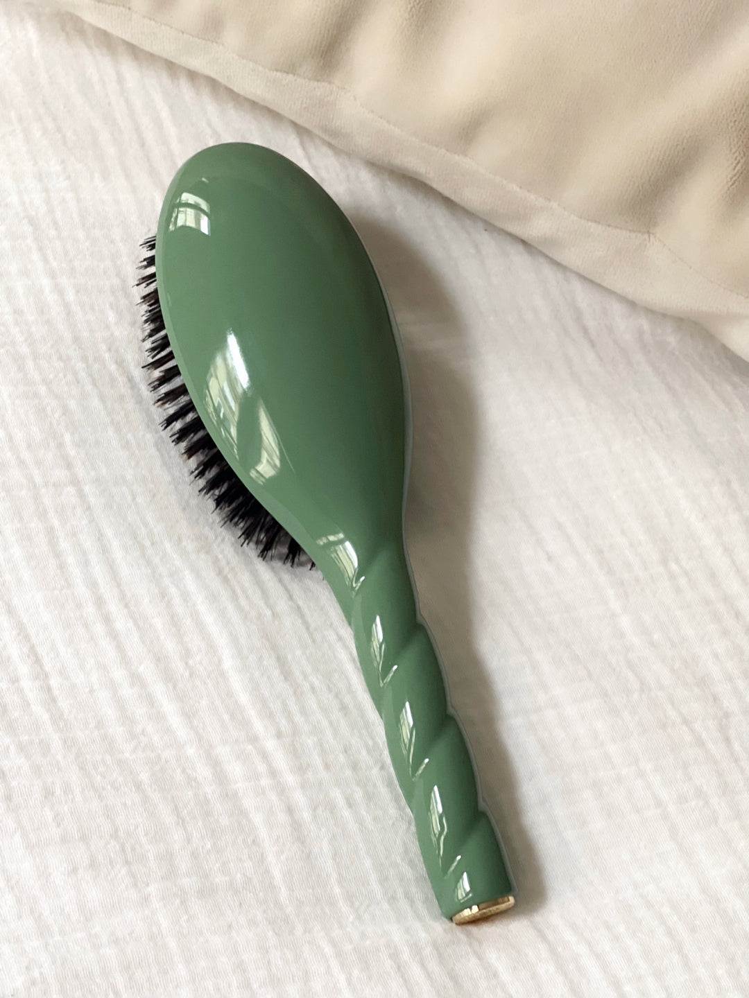 N.01 The Shine & Care Hair Brush THE UNIVERSAL Almond Green