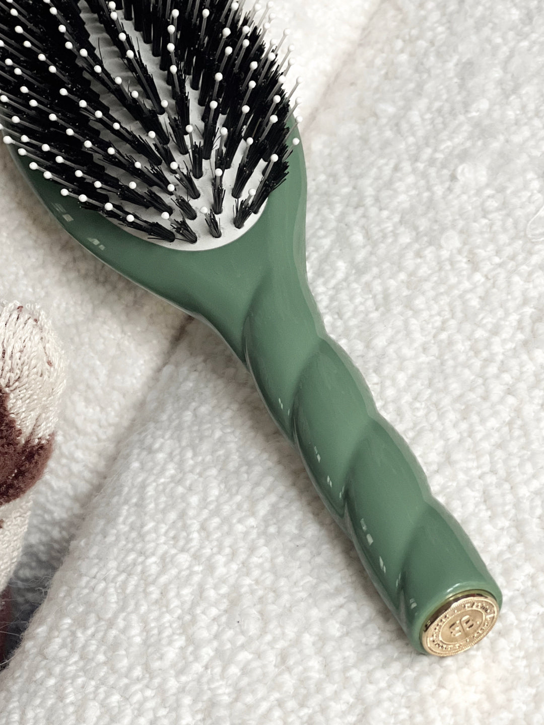N.03 The Gentle Scalp Care Hair Brush THE ESSENTIAL Almond Green