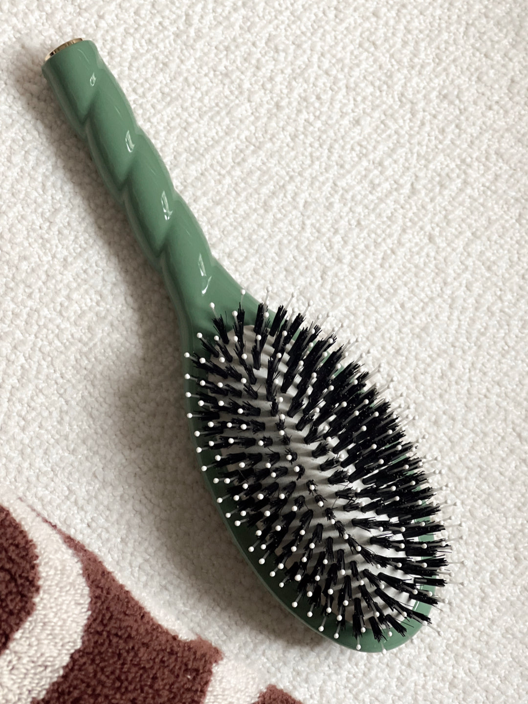 N.03 The Gentle Scalp Care Hair Brush THE ESSENTIAL Almond Green