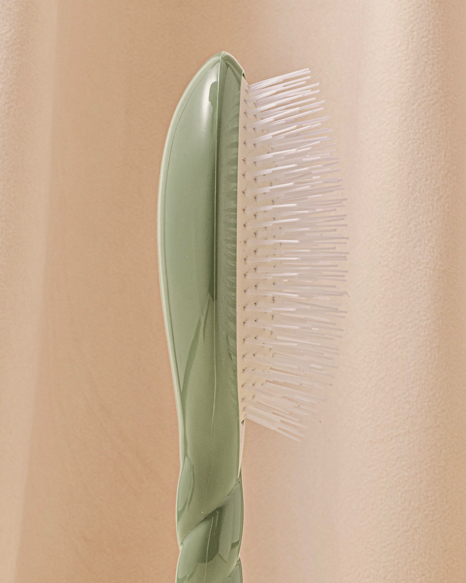 N.07 The Stimulating & Detangling Hair Brush The Intense Almond Green